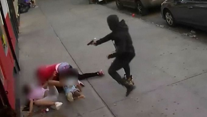 Střelec pálil na chodníku v newyorském Bronxu do ležícího muže. Bylo mu jedno, že se u něj choulí děti.