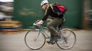 Robin Pickell, 23, a 'freegan', rides her bike to different dumpsters to find edible food in an alley behind Commercial Drive in Vancouver, British Columbia April 10, 2012. A 'Freegan' is someone who gathers edible food from the garbage bins of grocery stores or food stands that would otherwise have been thrown away. Freegans aim to spend little or no money purchasing food and other goods, not through financial need but to try to address issues of over-consumption and excess. Picture taken April 10, 2012. REUTERS/Ben Nelms (CANADA - Tags: SOCIETY) ATTENTION EDITORS PICTURE 06 OF 21 FOR PACKAGE 'DUMPSTER DIVING FOR FOOD' Published: Kvě. 15, 2012, 11:58 dop.