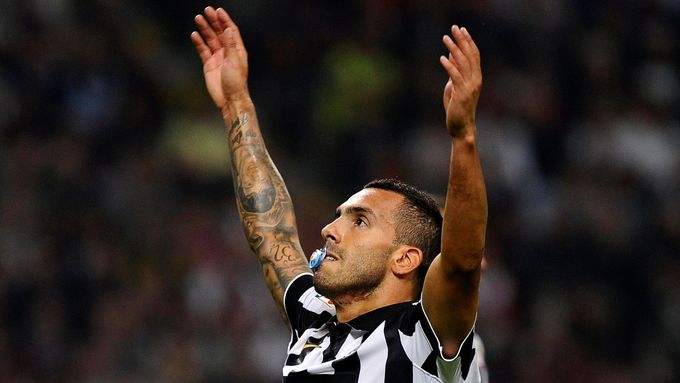 Carlos Tévez slaví vítězný gól Juventusu na hřišti AC Milán.