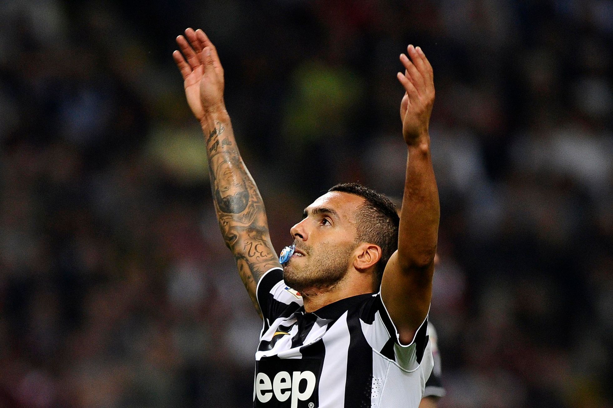 AC Milán-Juventus: Carlos Tevez slaví gól