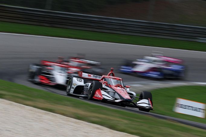 Scott McLaughlin v čele závodu IndyCar na okruhu Barber Motorsports Park