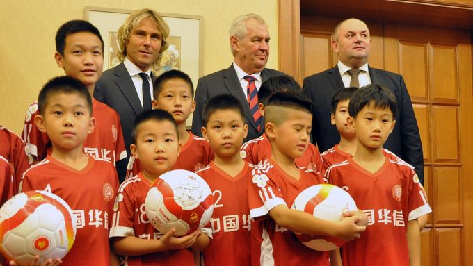 Pavel Nedvěd, Miloš Zeman a Miroslav Pelta při návštěvě Číny v roce 2015.