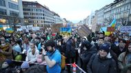 Záběry z pražské demonstrace na Václavském náměstí na podporu napadené Ukrajiny.