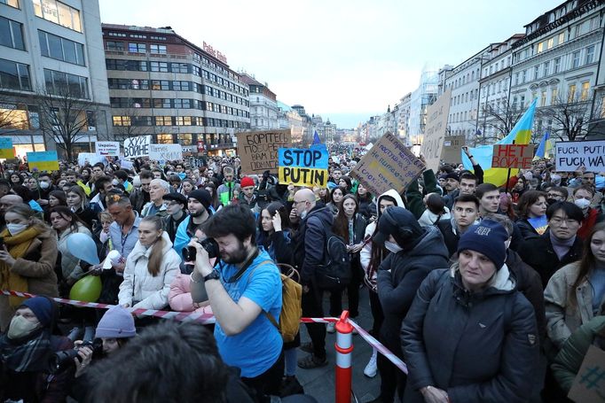 Záběry z pražské demonstrace na Václavském náměstí na podporu napadené Ukrajině.