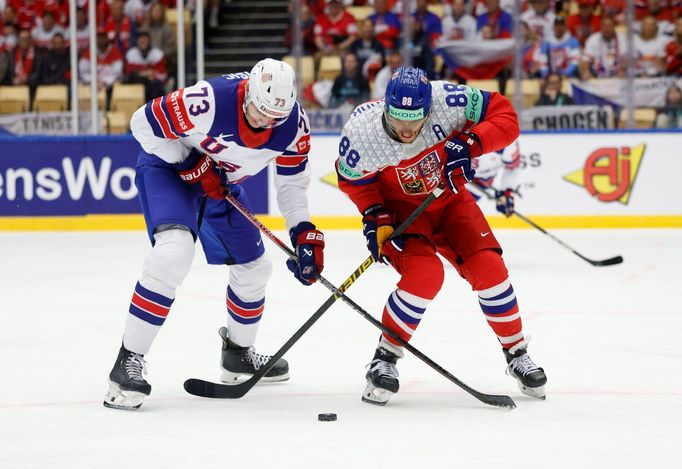 Alex Vlasic a David Pastrňák v zápase MS 2025 Česko - USA