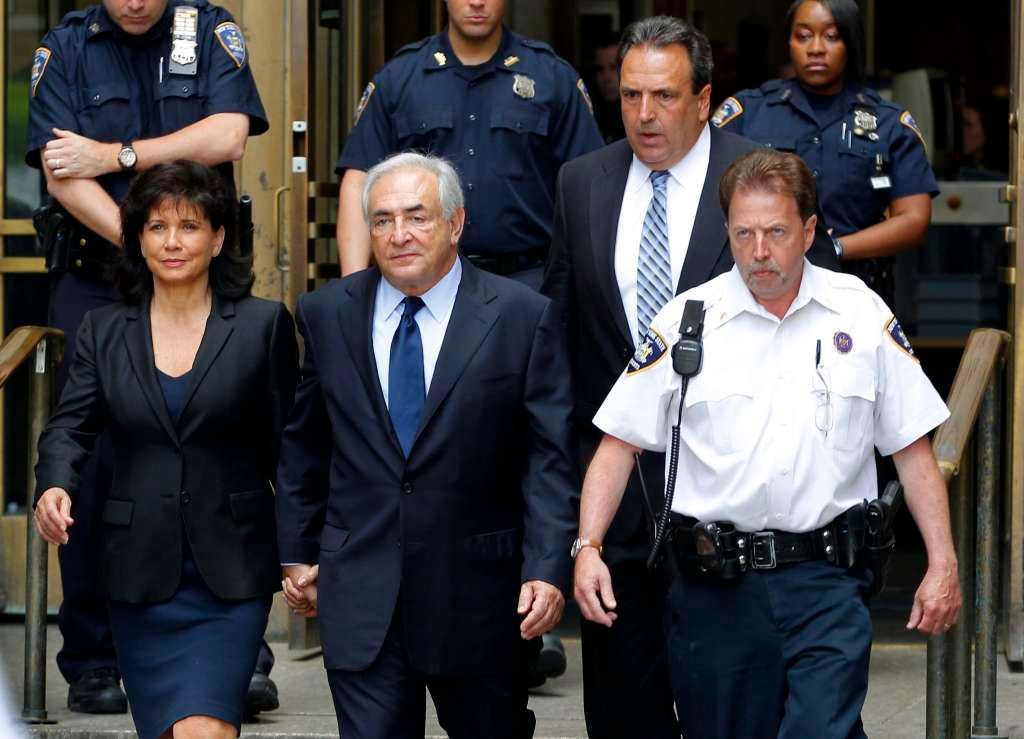 Dominique Strauss-Kahn jde od soudu se svou ženou Anne Sinclairovou
