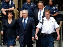 Dominique Strauss-Kahn jde od soudu se svou ženou Anne Sinclairovou.