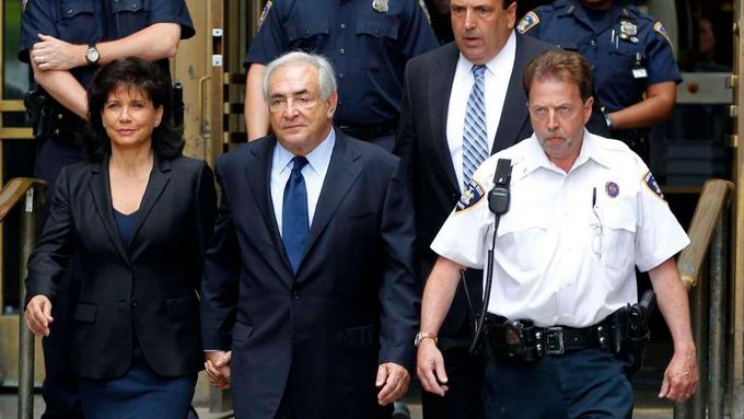 Strauss-Kahn (uprostřed) jde od soudu