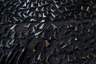 Pravidla pro zbraně jsou přísnější než v USA, to stačí, říkají autoři petice se 100 tisíci podpisů