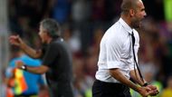 Guardiola ví, že triumf je jeho. Mourinho ještě zkouší něco vymyslet. Marně.