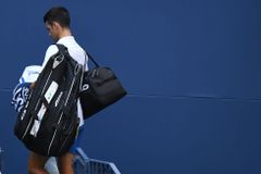 Djokoviče už nehájí ani Becker, Kyrgios zase provokuje. Svět reaguje na tenisový šok
