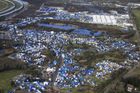 Provizorní tábor obývaný uprchlíky u francouzského přístavu Calais, známý jako Džungle. Leží nedaleko terminálu Eurotunelu.