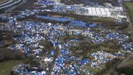 Provizorní tábor obývaný uprchlíky u francouzského přístavu Calais, známý jako Džungle. Leží nedaleko terminálu Eurotunelu.