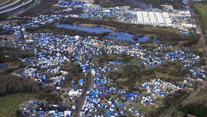 Letecký pohled ukazuje rozsah skončené demolice známého uprchlického tábora zvaného Džungle u francouzského přístavního města Calais.