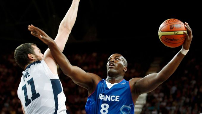 Basketbalisté Francie díky fenomenálního výkonu Tonyho Parkera v prodloužení porazili obhájce titulu ze Šppanělska.