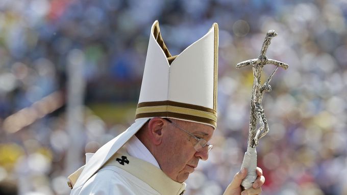 Papež František vyzval mezinárodní společenství, "aby podniklo kroky pro zastavení násilí a zneužívání" moci.