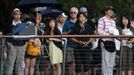 Tourists watch as clouds obscure a full solar eclipse in the northern Australian city of Cairns November 14, 2012. REUTERS/Tim Wimborne (AUSTRALIA - Tags: SOCIETY ENVIRONMENT) Published: Lis. 13, 2012, 10:07 odp.