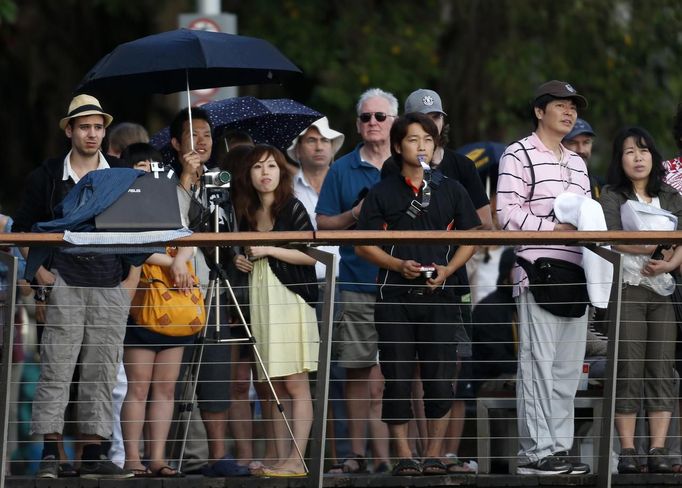 Tourists watch as clouds obscure a full solar eclipse in the northern Australian city of Cairns November 14, 2012. REUTERS/Tim Wimborne (AUSTRALIA - Tags: SOCIETY ENVIRONMENT) Published: Lis. 13, 2012, 10:07 odp.