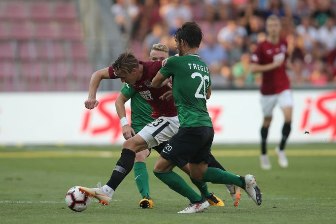 5. kolo fotbalové FORTUNA:LIGY, Sparta - Příbram: Josef Šural v souboji s Jaroslavem Treglerem z Příbrami