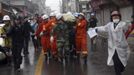 Rescue workers carry a victim towards an ambulance during a rainy day after Saturday's earthquake hit Lushan county, Ya'an, Sichuan province, April 23, 2013. China has poured resources into Sichuan since the magnitude 6.6 quake hit early on Saturday, including 1 billion yuan ($161.9 million) for disaster relief and compensation. About 18,000 troops are in the area. Picture taken April 23, 2013. REUTERS/Stringer (CHINA - Tags: DISASTER SOCIETY) CHINA OUT. NO COMMERCIAL OR EDITORIAL SALES IN CHINA Published: Dub. 24, 2013, 5:51 dop.