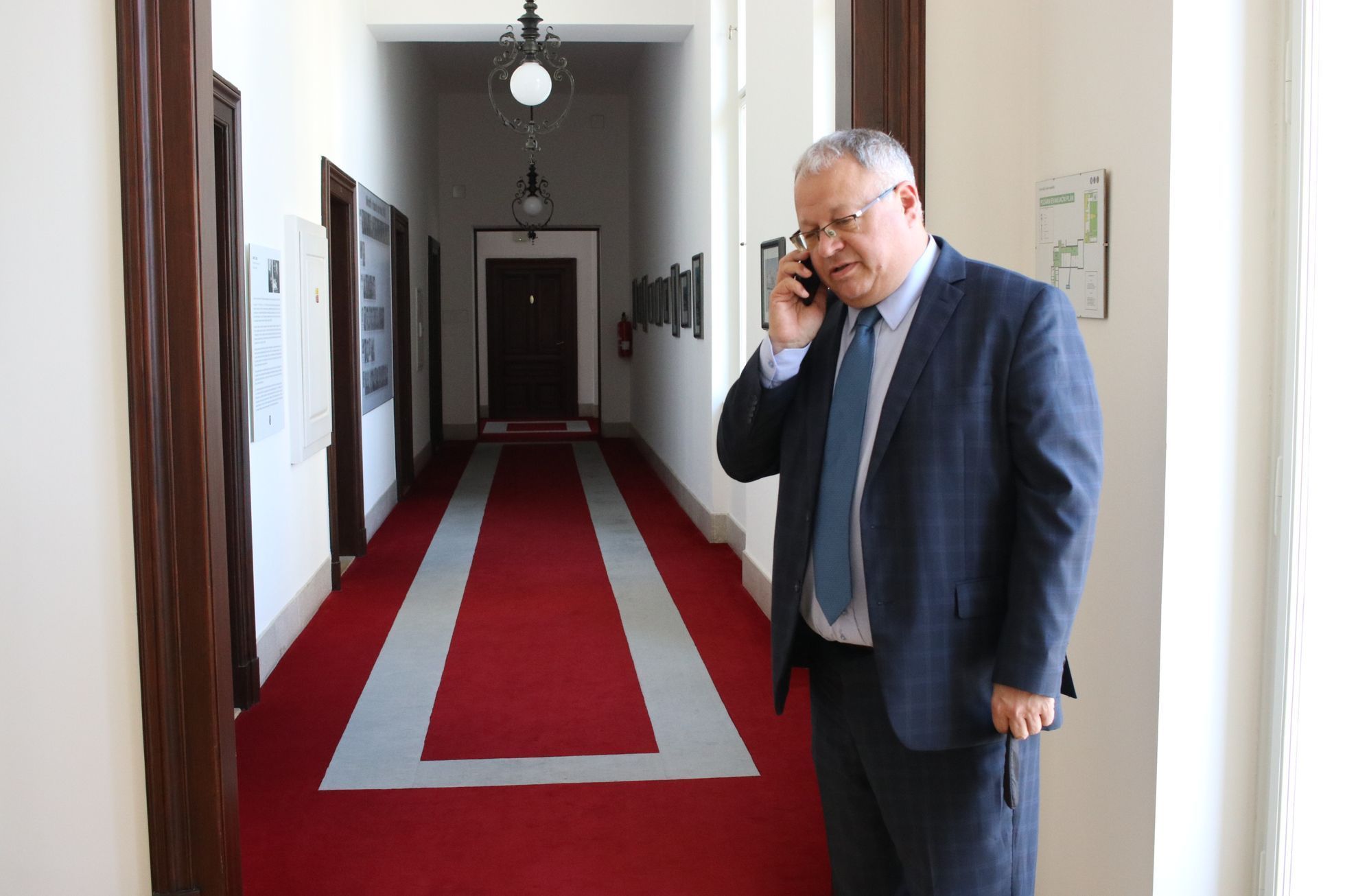 Vládní zmocněnec pro média a dezinformace Michal Klíma na chodbě úřadu vlády, kde má svou kancelář.