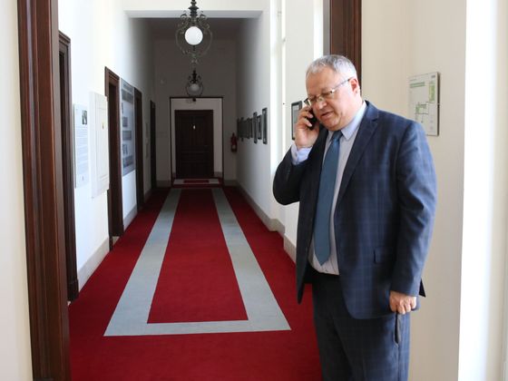 Michal Klíma v místech na úřadu vlády, kde má malou kancelář.