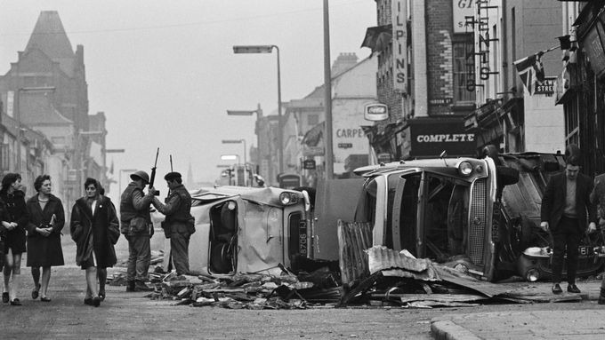 Mlíkař se odehrává v době takzvaných Troubles, konfliktu v Severním Irsku, který trval od 60. let. Snímek pochází z Belfastu roku 1969.