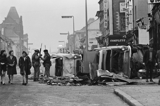 Mlíkař se odehrává v době takzvaných Troubles, konfliktu v Severním Irsku, který trval od 60. let. Snímek pochází z Belfastu roku 1969.