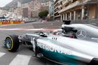 Hamilton nestihl začátek, i tak byl v Monaku nejrychlejší