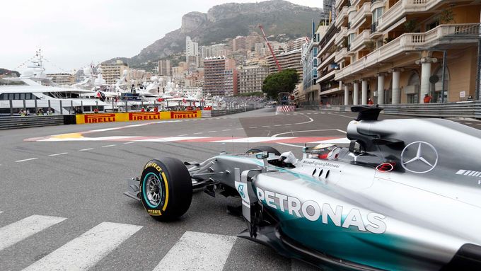 Lewis Hamilton vjíždí do šikany za tunelem.