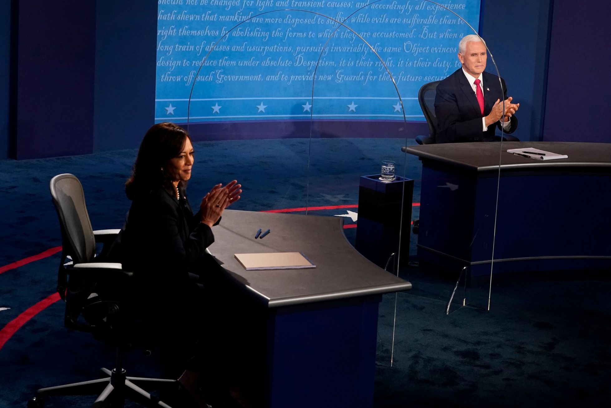 Kamala Harrisová a Mike Pence ve viceprezidentské debatě za plexiskly.