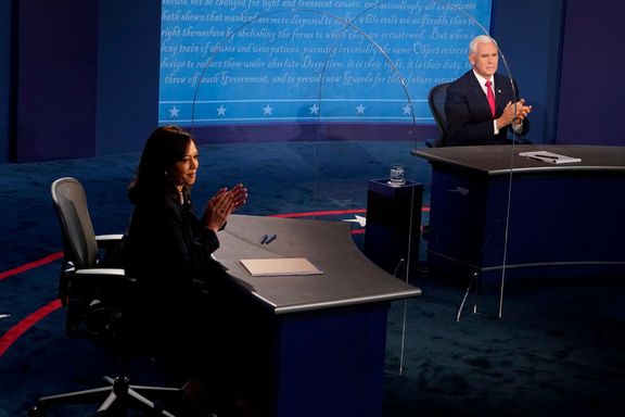 Kamala Harrisová a Mike Pence ve viceprezidentské debatě za plexiskly.