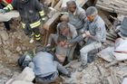 Online: Mrtvých v Itálii je nejméně 159, zraněných stovky. Země se znovu otřásla, spadly další domy