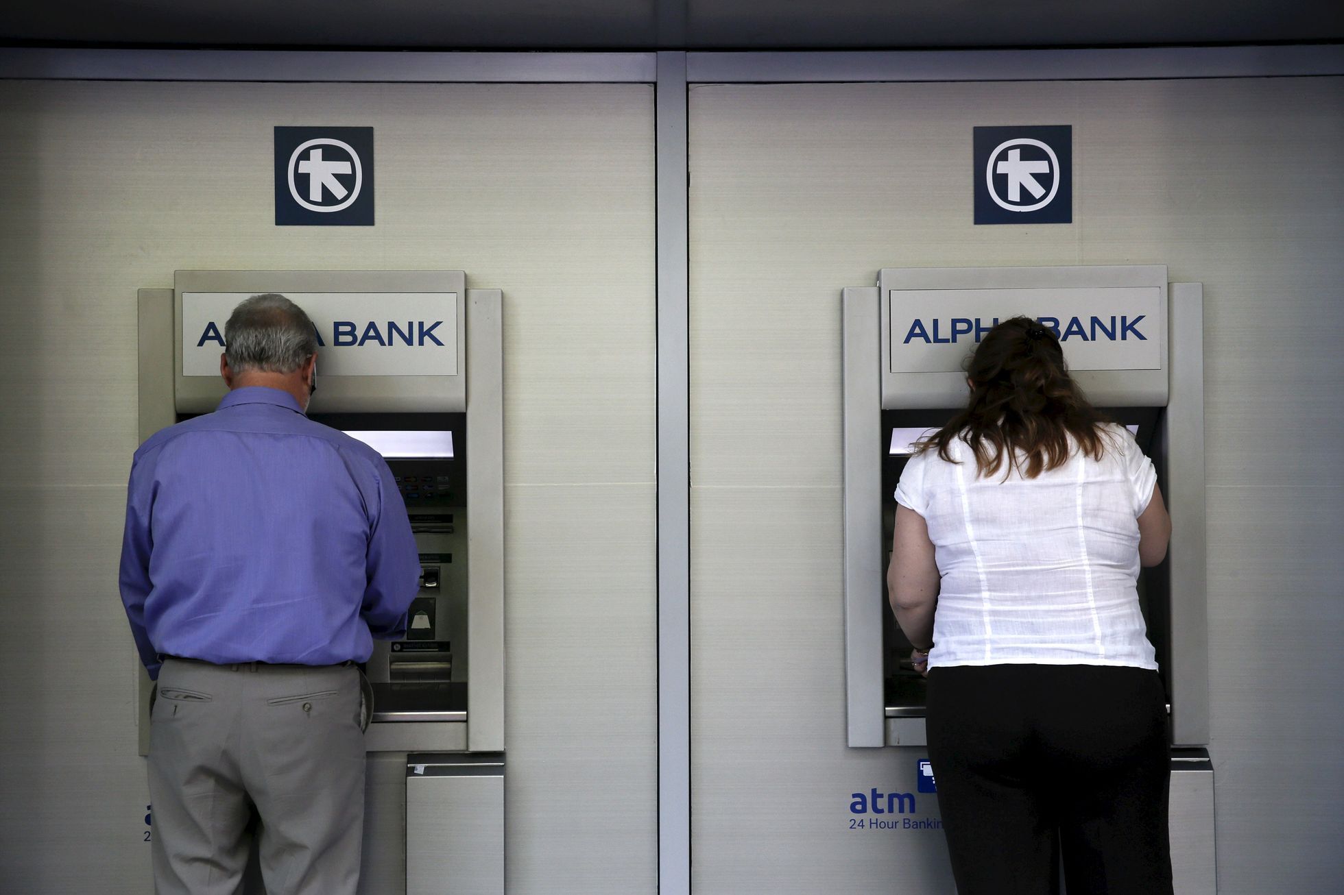 Vybírání z bankomatů v Aténách.
