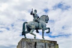 Indiáni v Kolumbii strhli sochu konkvistadora. Dřív tu stál náš chrám, říkají