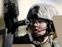 Americký voják v akci při jedné z razií v Bagdádu.