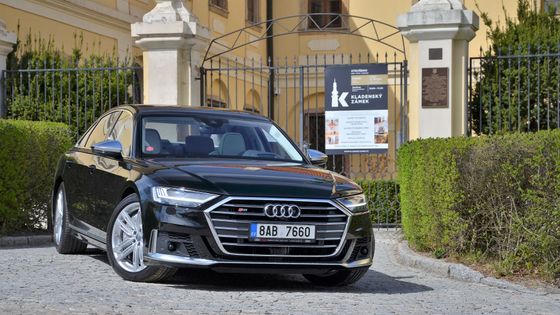 Vrcholné Audi S8 se snaží přechytračit české silničáře. Má na to speciální podvozek