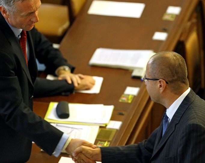 Miroslav Jeník (vpravo) si po svém poslaneckém slibu potřásl rukou také s Mirkem Topolánkem (vlevo, oba ODS).