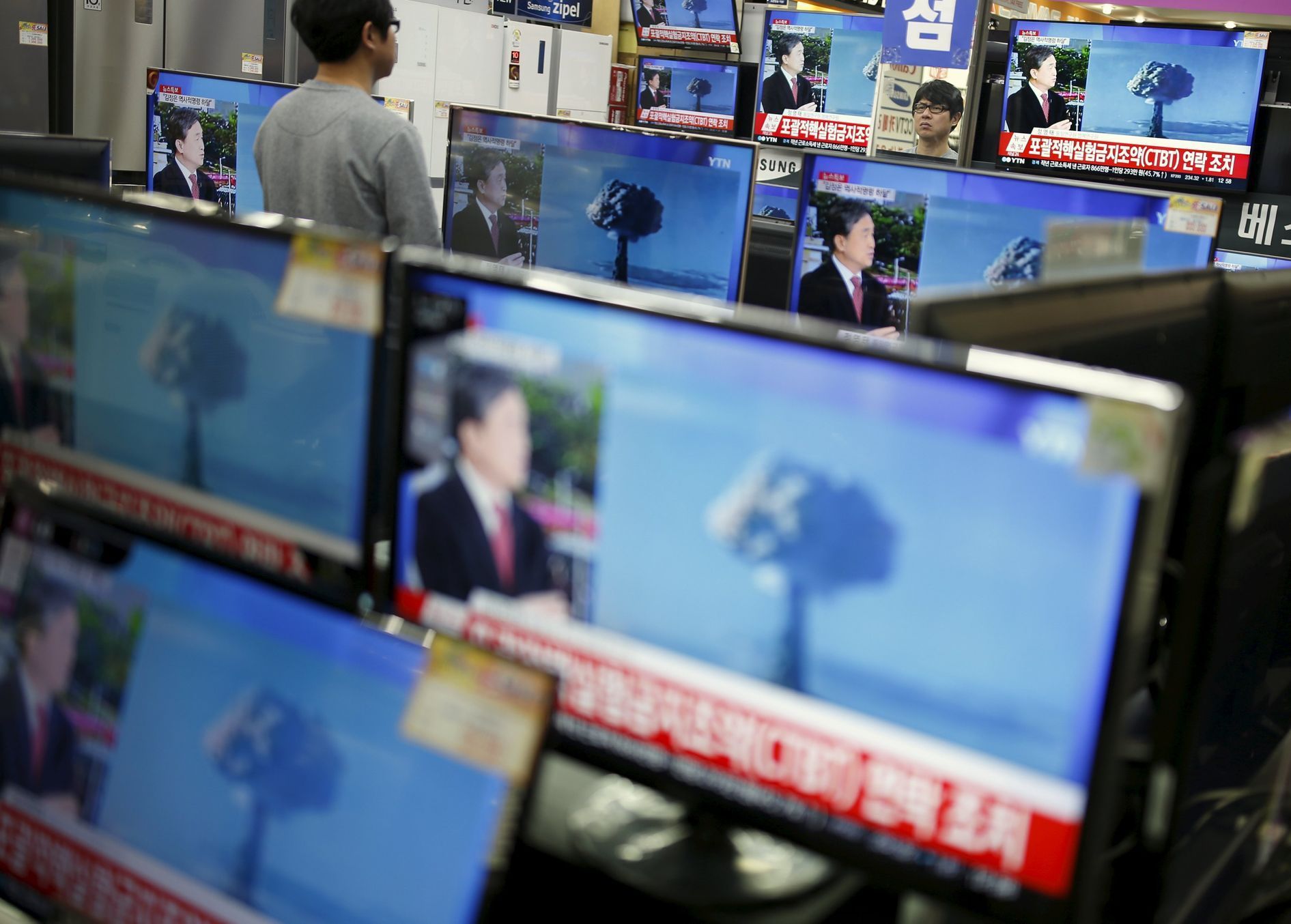 V obchodě s elektronikou v Soulu sledují zprávy ze Severní Koreje, která otestovala vodíkovou pumu