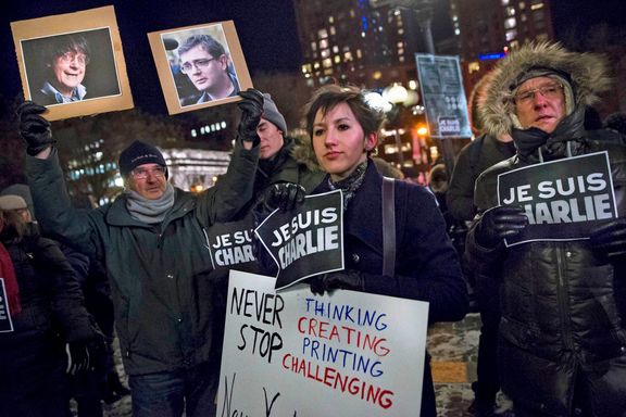 Demonstrace na podporu Charlie Hebdo, francouzského satirického týdeníku, 7. ledna 2015 v New Yorku.
