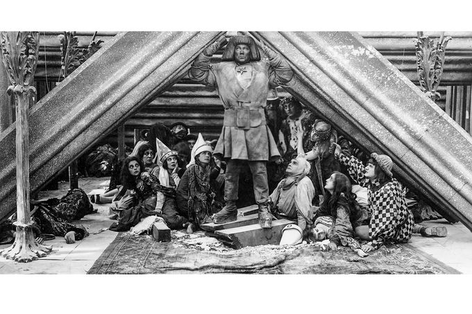 Paul Wegener jako Golem ve filmu Der Golem, režie Henrik Galeen/Paul Wegener, Německo 1915. Němý expresionistický horor, pionýr filmové historie.