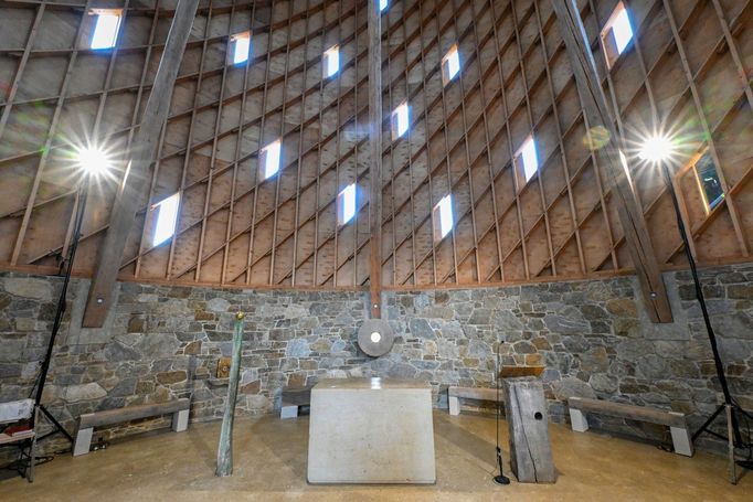 Důležitou roli při volbě materiálů hrála i jejich schopnost krásně stárnout – aby čas jejich povrchům neubíral, ale naopak přidával na kvalitě.