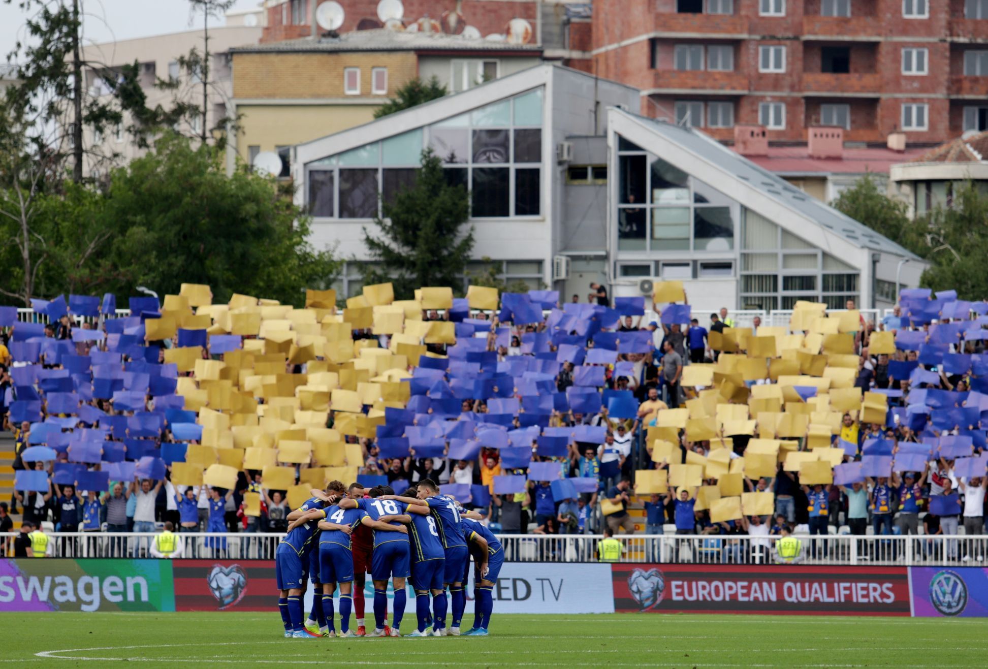 Fotbalisté Kosova před před zápasem kvalifikace ME 2020 Kosovo - Česko.