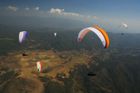 Paraglidista nepřežil na Chrudimsku pád do stromů