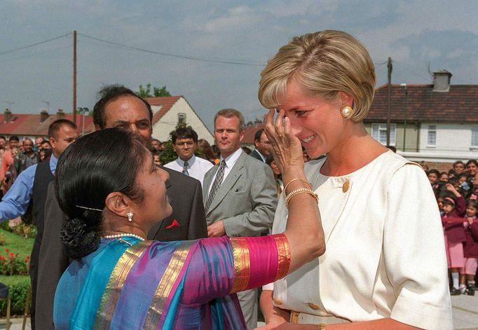 Lady Diana při návštěvě hinduistického chrámu Šrí Swaminarayan Mandir v Neasdenu v severním Londýně. 6. 6. 1997