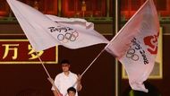 Čínský basketbalista Jao Ming nese s vlajkou OH v Pekingu na slavnostním ceremoniálu, při kterém Číňané slavili rok do olympiády.