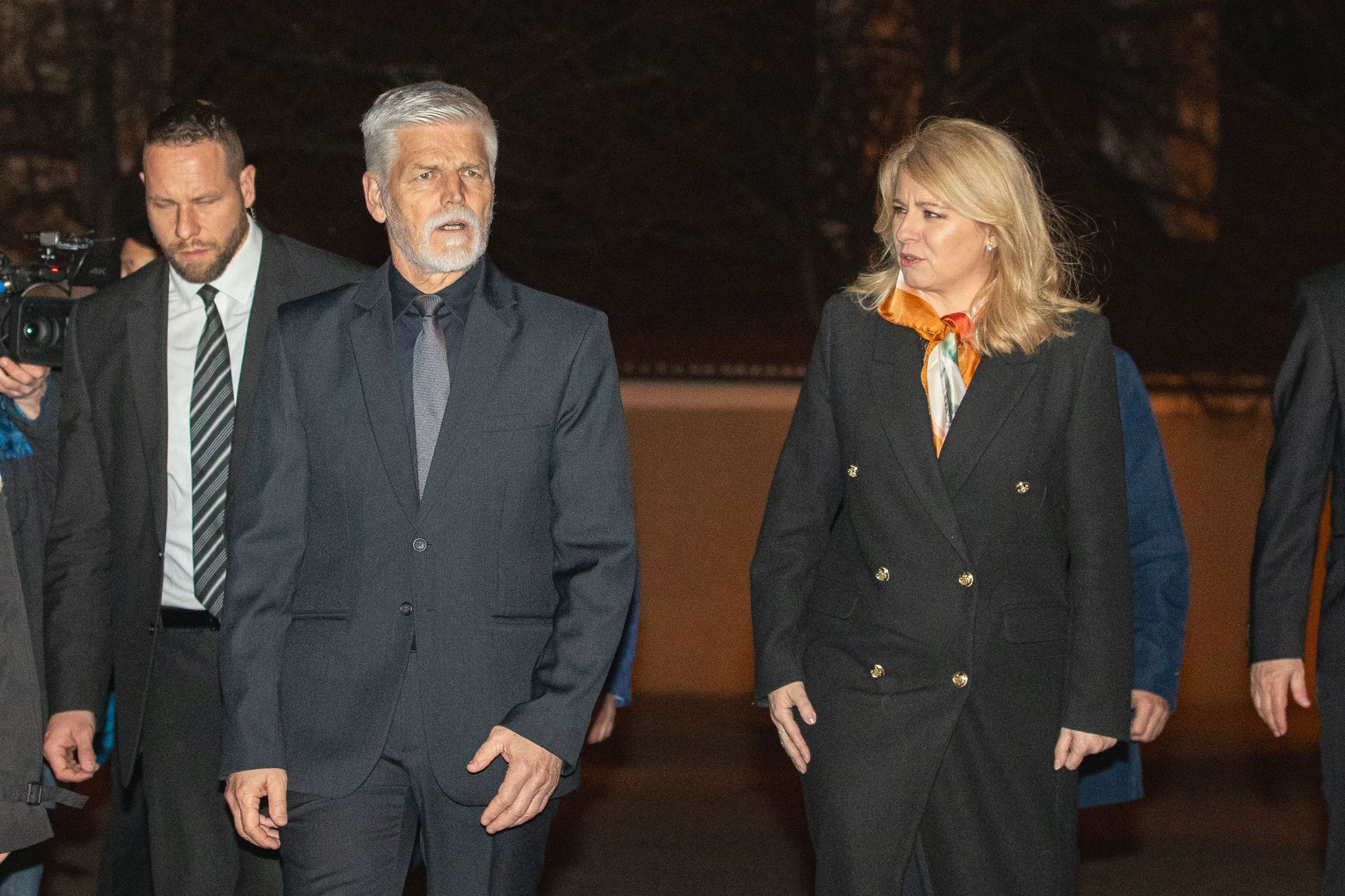 Slovenská prezidentka Zuzana Čaputová a český prezident Petr Pavel před promítáním filmu Tady Havel, slyšíte mě v Jízdárně Pražského hradu