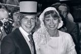 Hunt byl dvakrát ženatý. První manželku, modelku Suzy Millerovou (na snímku), si vzal v roce 1974, ale jejich vztah vydržel jen do konce následujícího roku. Druhou ženou byla od roku 1982 opět Britka, Sarah Lomaxová. Rozvedli se o sedm let později.