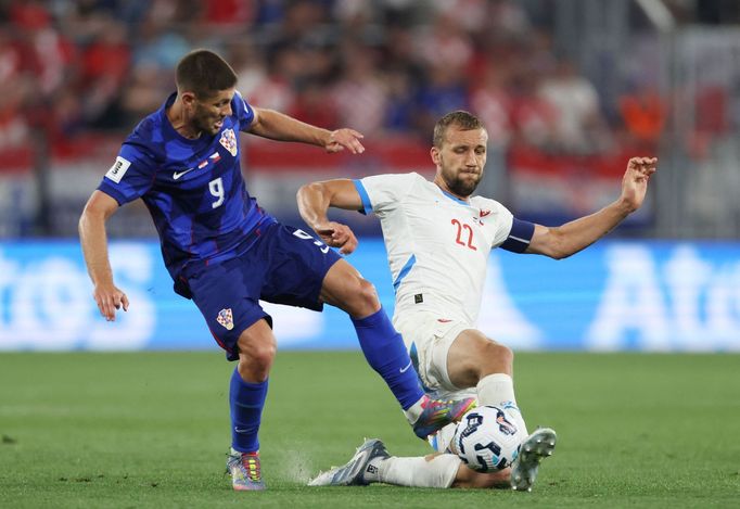 Tomáš Souček (vpravo) v souboji s Andrejem Kramaričem v utkání kvalifikace MS 2026 Chorvatsko - Česko