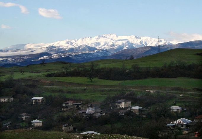 Zde lze poznat odkud Náhorní Karabach získal své jméno. Mnohé z vesniček jsou v zimě jen těžko přístupné. Nejedna vesnice však zůstala po válce opuštěna.